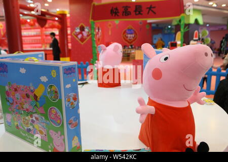 Menschen besuchen die Ppeppa Schwein - themed Pop-up Stores auf den bevorstehenden Film "Peppa feiert das Chinesische Neue Jahr vorheizen" in Shanghai, China, 22. Januar 2019. Stockfoto