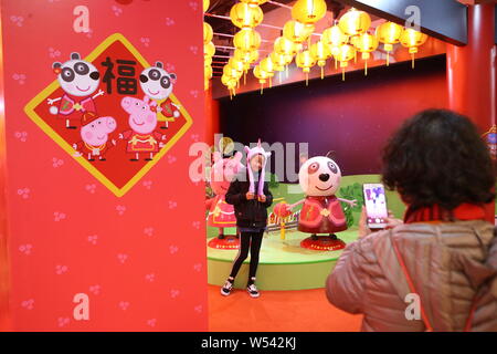 Menschen besuchen die Ppeppa Schwein - themed Pop-up Stores auf den bevorstehenden Film "Peppa feiert das Chinesische Neue Jahr vorheizen" in Shanghai, China, 22. Januar 2019. Stockfoto