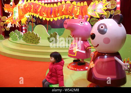 Menschen besuchen die Ppeppa Schwein - themed Pop-up Stores auf den bevorstehenden Film "Peppa feiert das Chinesische Neue Jahr vorheizen" in Shanghai, China, 22. Januar 2019. Stockfoto