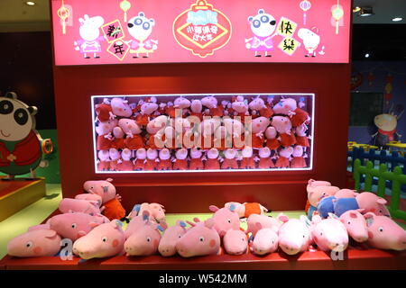 Menschen besuchen die Ppeppa Schwein - themed Pop-up Stores auf den bevorstehenden Film "Peppa feiert das Chinesische Neue Jahr vorheizen" in Shanghai, China, 22. Januar 2019. Stockfoto