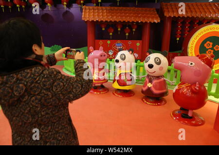 Menschen besuchen die Ppeppa Schwein - themed Pop-up Stores auf den bevorstehenden Film "Peppa feiert das Chinesische Neue Jahr vorheizen" in Shanghai, China, 22. Januar 2019. Stockfoto