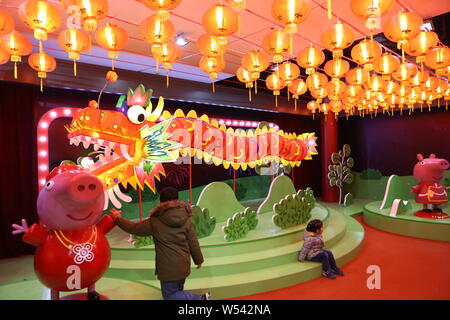 Menschen besuchen die Ppeppa Schwein - themed Pop-up Stores auf den bevorstehenden Film "Peppa feiert das Chinesische Neue Jahr vorheizen" in Shanghai, China, 22. Januar 2019. Stockfoto