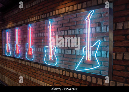 Rock Bar Neon Dekoration von Gitarren auf Wand Stockfoto