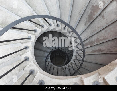 Wendeltreppe im italienischen Kloster, Ansicht von oben. Catania, Sizilien. Stockfoto