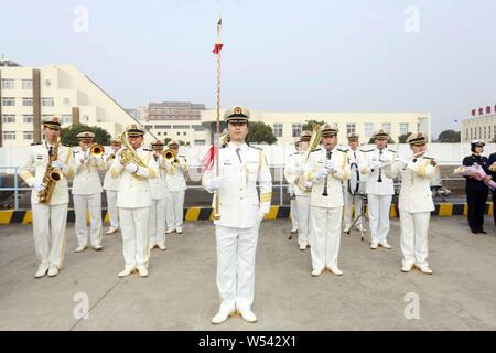 Band Mitglieder der Chinesischen Marine Soldaten durchführen Südkoreanische Marine an einer militärischen Hafen in Shanghai, China, 14. Januar 2019 begrüßen zu dürfen. Zwei Schiffe der Stockfoto