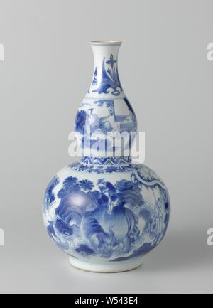 Kürbis - Flakon mit Kürbis - geformte Flasche Vase mit kontinuierlichen Landschaften, dekorative Grenzen und eine Tulpe Motiv, Flasche-förmige Vase mit einem Kürbis-geformten Körper und leicht verbreiten Hals, in unterglasur blau lackiert. Den unteren Teil des Körpers mit einem kontinuierlichen Landschaft mit einem Krieger mit einem Banner für ein Zelt und Töpfe, neben ihm ein Diener. Darüber hinaus zwischen Felsen und Pflanzen, ein Mann stand auf einem Elefanten mit einem Zweiten, der Mann mit der großen Schüssel. Ein Mann mit einem Stock neben einer Bananenstaude. Für die Anlage, ein Mann, eine Schüssel mit einem anderen Mann bietet. Die Leistung wird durch Wolken geschlossen Stockfoto