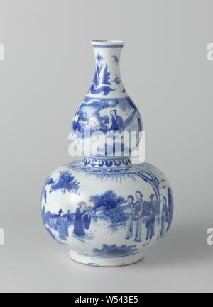 Kürbis - geformte Flasche Doppelklicken Kürbis Vase mit einer chinesischen Frau und Mann mit ihren Begleitern in einer Landschaft, Calabash-förmige Porzellan Vase mit einem sich ausbreitenden Hals, in unterglasur blau lackiert. Auf dem Bauch eine kontinuierliche Darstellung der Sitzung eines chinesischen Dame und den Herrn mit ihrem Gefolge in einer Landschaft, die man präsentiert eine Blume an die Frau, auf der Schulter, eine Band mit floralen Schriftrollen und einem dekorativen Band, der obere Teil mit einer sitzenden Mann in eine Landschaft in der Nähe von stein und Bambus, ein Diener ihn bietet ein Objekt, der Hals zweimal eine Tulpe Motiv, zwischen denen Wertsachen (Pearl, Hupe). Übergangszeit Stockfoto