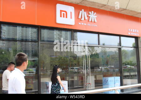 ---- Fußgänger vorbei eine Xiaomi store in Chongqing, China, 20. Mai 2018. Chinesische tech giant Xiaomi und Panel Teekocher Royole quadrieren über Stockfoto