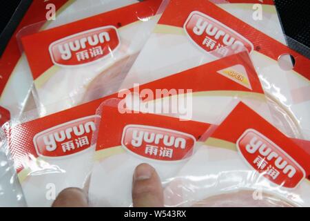 ---- Ein Kunde Geschäfte für Wurst von Yurun Food Group in einem Supermarkt in Shanghai, China, 15. Juli 2014. Fleisch Lieferant China Yurun Food Group s Stockfoto