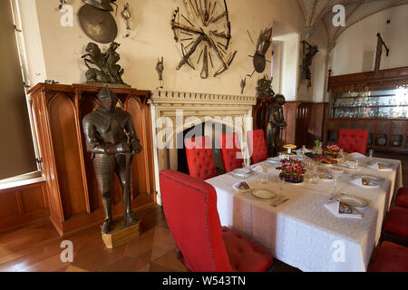 Koblenz, Deutschland. 26. Juli, 2019. Blick in den Speisesaal des Schlosses Stolzenfels hoch über dem Rhein in der Nähe von Koblenz. Das Schloss wird weiter im laufenden Betrieb renoviert. Aufgrund der großen Menge von Touristen, jedoch gibt es keine Werke, die in der öffentlich zugänglichen Räume in diesen Tagen. Das Schloss ist ein Teil des UNESCO-Welterbes Mittelrheintal. Quelle: Thomas Frey/dpa/Alamy leben Nachrichten Stockfoto