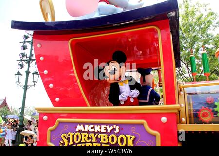 ---- Ein Entertainer gekleidet in einem Mickey Maus Kostüm führt während einer Parade in der Shanghai Disneyland an der Shanghai Disney Resort in Shanghai. Stockfoto