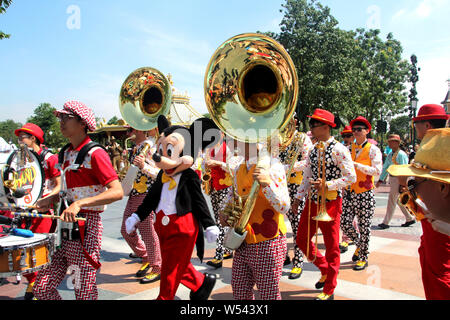 ---- Ein Entertainer gekleidet in einem Mickey Maus Kostüm führt während einer Parade in der Shanghai Disneyland an der Shanghai Disney Resort in Shanghai. Stockfoto