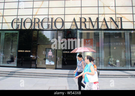 ---- Fußgänger vorbei eine Boutique speichern von Giorgio Armani in Chongqing, China, 2. Mai 2015. Etwa die Hälfte der chinesischen Verbraucher sagen, Sie planni Stockfoto