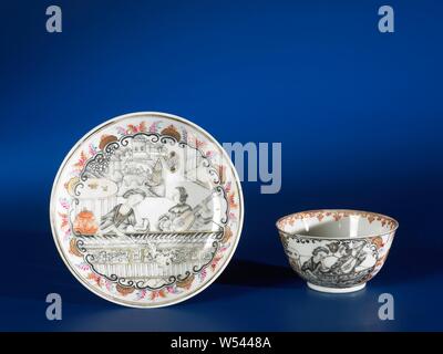 Untertasse mit einer Dame und Gentlement mit einer Mandoline, Porzellan Teller, malte auf der Glasur in blau, rot, rosa, schwarz und gold. Auf dem Schelf der Schale a gelappt Kartusche mit einer europäischen Dame und den Herrn mit einer Mandoline auf einer Terrasse an der Vorderseite des Gebäudes, vor der Balustrade springender Hund, im Hintergrund ein Schloss, um die kartusche Hälfte Blume Rosetten und Blätter. Europäische Vertretung in Emaille Farben und encre de Chine., anonym, China, C. 1760 - C. 1780, Qing- Dynastie (1644-1912) und Qianlong Periode (1736-1795), Porzellan (Material), Glasur, Gold (Metall), Verglasung, h 2 cm d Stockfoto