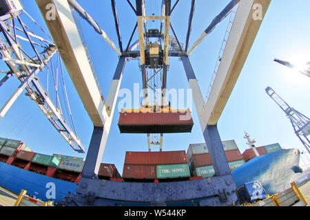 Container in einem Hafen Yantai Stadt geladen werden, der ostchinesischen Provinz Shandong, 18. Januar 2019. Das Bruttoinlandsprodukt (BIP) betrug 90.0309 tril Stockfoto