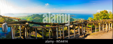 Erstaunliche natur landschaft Insel Phuket mit touristischen wünsche Geschrieben am goldenen Blätter in der Nähe von View Point Big Buddha Phuket Stockfoto