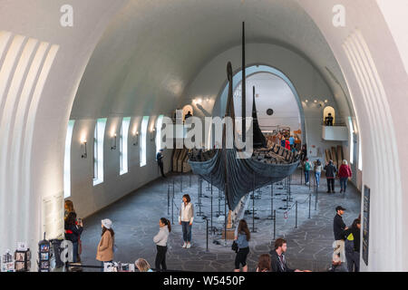 Wikingerschiffsmuseum Norwegen, Blick auf das Oseberger Schiff, das sich im Wikingerschiffsmuseum (Vikingskiphuset) in Bygdoy, Oslo, Norwegen befindet. Stockfoto