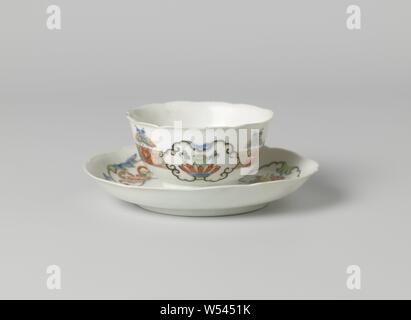 Glockenförmige Tasse und Untertasse mit Schmetterlingen, Blumen Schriftrollen und günstige Objekte in Panels, Glockenförmigen Porzellan Tasse und Untertasse mit gelappten Wand, malte auf der Glasur in Blau, Rot, Grün, Gelb, Schwarz und Gold. Auf der Platte der Schüssel in der Mitte eine Rosette aus stilisierten floralen blättert, um es einer Band mit floralen Schriftrollen und Schmetterlinge mit drei Kartuschen mit Glück Symbole durchsetzt: Obstkorb (finger Zitrone, Pfirsich), Lotus Flower mit Hülsen oder Bücher und Brötchen. Die Schale mit der gleichen Dekoration. Ein Riss in der Wand des Kopfes. Famille rose., anonym, China, C. 1725 - C. 1749 Stockfoto