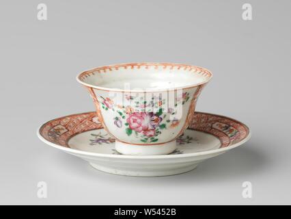 Glockenförmige Tasse und Untertasse mit Blumensträußen und Blumen Schriftrollen auf eine Windel Boden prasselt, Glockenförmigen Deckel Tasse und Untertasse aus Porzellan, bemalt auf der Glasur in Rot, Rosa, Grün, Schwarz und Gold. Auf der Platte der Untertasse einen Blumenstrauß mit unterschiedlichen Blumen, von vier kleineren Blumensträuße umgeben, der die Grenze mit Blume Reben in längliche Kartuschen in eine Serviette Hintergrund abgespeichert. Becher und Deckel mit der gleichen Dekoration. Famille rose., anonym, China, C. 1775 - C. 1799, Qing- Dynastie (1644-1912) und Qianlong Periode (1736-1795)/Jiaqing-Periode (1796-1820), Porzellan (Material), Glasur, Gold (Metall Stockfoto