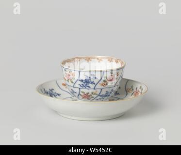 Gerade bedruckte Tasse und Untertasse mit Blütenblatt plattenförmigen Paneelen mit blume Sprays, Porzellan Tasse und Untertasse mit geraden Wand, in unterglasur Blau und auf der Glasur Rot, Rosa, Grün, Gelb, Schwarz und Gold bemalt. Auf der Platte der Schüssel ein Medaillon mit einer Blume, Zweig, um diese zwei Reihen von Sprays in Blume Blütenblatt-förmige Fächer. Der Kopf mit dem gleichen Dekoration mit einer Blume Filiale an der Unterseite und eine Speerspitze Grenze am inneren Rand. Ein Riss in der Wand des Kopfes. Famille rose., anonym, China, C. 1750 - C. 1774, Qing- Dynastie (1644-1912) und Qianlong Periode (1736-1795), aus Porzellan Stockfoto