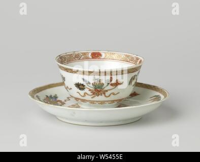 Glockenförmige Tasse und Untertasse mit glückssymbole und Zierpflanzen Grenzen, Glockenförmigen Porzellan Tasse und Untertasse, malte auf der Glasur in Blau, Rot, Grün, Schwarz und Gold. Auf der Platte der Schüssel in der Mitte ein Pfirsich Niederlassung in ein Medaillon mit einer Speerspitze Grenze und Zierband mit stilisierten Blumen, an der Wand vier Gruppen mit Lucky Symbole (ruyi-Zepter, Lotus, Shell, buchen Sie Brötchen, Pilz (lingzhi), Kiefer, etc.), eine Band mit Serviette Arbeit am inneren Rand. Die Schale mit der gleichen Dekoration. Ein Riss in der Wand des Kopfes. Famille Verte., anonym, China, C. 1725 - C. 1749, Qing Stockfoto