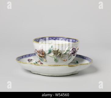 Oval, 4-lappig Tasse und Untertasse mit angespritztem Blume Sprays, 4-lappig Porzellan Tasse und Untertasse, in unterglasur Blau und auf der Glasur Rot, Rosa, Grün, Violett und Gold bemalt. Auf dem Schelf der Teller eine Blume Zweig, der Wand mit zwei modelliert Blume Niederlassungen in Hochrelief, eine dekorative Muster am Rand, die Grenze ist braun glasiert. Die Schale mit der gleichen Dekoration. Famille rose., anonym, China, C. 1750 - C. 1774, Qing- Dynastie (1644-1912) und Qianlong Periode (1736-1795), Porzellan (Material), Glasur, Gold (Metall), Verglasung, h 5,9 cm h 4,8 cm l 8,5 cm × w 7,9 cm l 4,4 cm b 3,9 cm h 2,4 Stockfoto