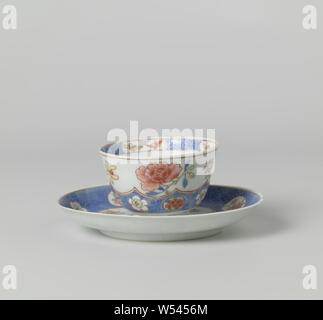 Tasse und Untertasse mit eingeschnittenen Lotus Schriftrollen und Blume Sprays in Kartuschen, Porzellan Tasse und Untertasse mit geraden Wand, malte auf der Glasur in Blau, Rot, Rosa, Grün, Gelb und Schwarz. Auf der Platte der Schüssel ein Gelappt Kartusche mit blume Sprays (ao Pfingstrose, Chrysantheme, Aster, Orchidee), an der Wand, blauer Emailfarbe mit eingeschnittenen Lotus ranken, gespeichert Blumen und Medaillons mit blume Sprays. Die Schale mit der gleichen Dekoration. Ein Chip und ein Riss in den Rand der Schale. Famille rose., anonym, China, C. 1800, Qing- Dynastie (1644-1912)/Jiaqing-Periode (1796-1820), Porzellan (Material), Glasur Stockfoto