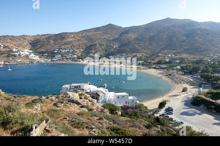 Ansicht von Oben vom Hügel auf einer sauberen leer Griechische Strand in Ios, Griechenland Stockfoto
