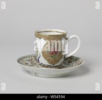 Schale mit Griff und Untertasse mit Obstkorb, Blumenkorb und floralen blättert, Ohr Tasse und Untertasse aus Porzellan, auf die Glasur in Blau, Rot, Rosa, Grün, Gelb, Schwarz und Gold bemalt. Auf der Platte der Schüssel ein Medaillon mit Lotus ranken, eine Schale mit Finger Zitrone und einer Blumenvase (einschließlich Magnolia, Pfingstrose), um das Medaillon ein breites Band von Servietten mit drei scalloped Kartuschen mit Blume Reben, am Rande einer Band mit Serviette arbeiten mit einer Blume Reben in einer Kartusche durchsetzt. Die Schale mit der gleichen Dekoration. Zwei Risse in der Wand der Schüssel. Famille rose., anonym Stockfoto