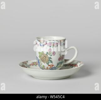 Schokolade Tasse und Untertasse mit blühenden Pflanzen in der Nähe von einem Felsen und blättert, Schokolade Tasse und Untertasse aus Porzellan mit c-förmigen Ohr, malte auf der Glasur in Blau, Rot, Grün, Gelb, Schwarz und Gold. Blühende Pflanzen (Chrysanthemum) auf einem Felsen, eine Band mit Ranken auf der Mauer, auf der Kante kleine, eckige Kartuschen mit Servietten und Blumen. Die Schale mit der gleichen Dekoration. Ein Riss in der Wand des Kopfes. Famille rose., anonym, China, C. 1725 - C. 1749, Qing- Dynastie (1644-1912)/Yongzheng-Periode (1723-1735) und Qianlong Periode (1736-1795), Porzellan (Material), Glasur, Gold (Metall), Verglasung Stockfoto