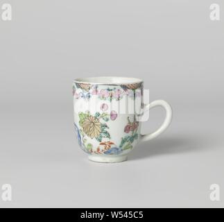 Tasse Schokolade mit blühenden Pflanzen in der Nähe von einem Felsen und blättert, Porzellan Schokolade Tasse mit c-förmigen Ohr, malte auf der Glasur in Blau, Rot, Grün, Gelb, Schwarz und Gold. Blühende Pflanzen (Chrysanthemum) in der Nähe von Rock dargestellt, eine Band mit Ranken auf der Mauer, auf der Kante kleine, eckige Kartuschen mit Servietten und Blumen. Ein Riss in der Wand. Famille rose., anonym, China, C. 1725 - C. 1749, Qing- Dynastie (1644-1912)/Yongzheng-Periode (1723-1735) und Qianlong Periode (1736-1795), Porzellan (Material), Glasur, Gold (Metall), Verglasung, h 6,4 cm × 5,6 cm × w l 8,5 cm, d 3,1 cm Stockfoto