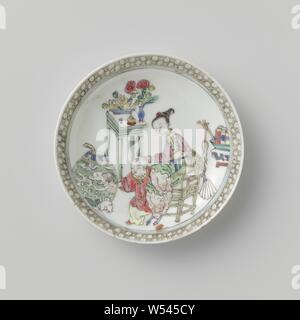 Untertasse mit Dame, junge und kostbaren Objekten, Porzellan Teller, malte auf der Glasur in Blau, Pink, Grün, Gelb, Schwarz und Gold. Auf dem Regal eine Dame auf einem Stuhl sitzend mit einem Jungen und einem Kaninchen, um sie Symbole des Glücks und Antiquitäten (einschließlich einer Vase mit Pfauenfedern, Räuchergefäß, Finger, Zitrone, Brötchen), eine Band mit Serviette arbeiten auf der Kante. Wand gebrochen wurde. Famille rose., anonym, China, C. 1725 - C. 1749, Qing- Dynastie (1644-1912)/Yongzheng-Periode (1723-1735) und Qianlong Periode (1736-1795), Porzellan (Material), Glasur, Gold (Metall), Verglasung, h 1,8 cm, d 11,1 cm, d 6,8 cm Stockfoto