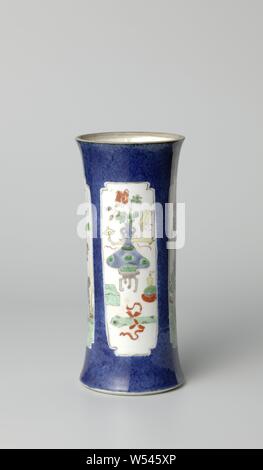 Becher Vase mit Pulver blau, Blume, Sprays, Antiquitäten und wertvollen Objekten, Porzellan Vase mit Verbreitung Hals und Fuß, in unterglasur Blau und auf der Glasur Blau, Rot, Grün, Gelb, Weiß und Schwarz lackiert. Die Außenseite der Vase ist mit Bleu poudré (Pulver blau) mit vier Fächer in sie bedeckte, zwei mit einer Blume Zweig (Prunus und päonie) und Insekten, zwei mit Wertsachen (Pearl, artemisia Leaf), Antiquitäten (ruyi-Zepter, Vase, Schriftrollen, Bücher, Räucherwerk Brenner) und ein Attribut eines der Acht Unsterblichen (Ventilator). Bleu poudré mit Famille Verte, Jean Theodore Royer, anonyme, China, c Stockfoto