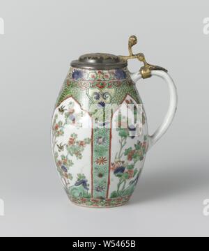 Tankard mit blume Sprays in der Dekoration und Abdeckung von Zinn, Tonnenförmig Bierkrug aus Porzellan mit C-förmigen Ohr und Zinndeckel mit Daumen, malte auf der Glasur in Blau, Rot, Grün, Gelb, Aubergine, Schwarz und Gold. An der Wand mit vier langen Lotus leaf-Boxen mit blume Sprays, Felsen und Vögel gefüllt, zwischen den Kisten lose Blumen auf schwarzem Grund grün gesprenkelt, oben hängenden Kästen mit Lotus Reben umgeben von Frog spawn "frog Spawn" vor, dass eine Band mit ruyi Motiv, um die Felge und der Fuß eine Band mit geometrischen Muster. Der Zinndeckel mit blume Sprays und Vogel Stockfoto