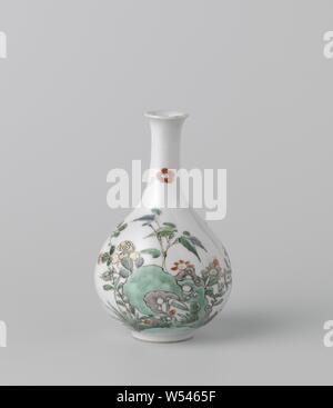 Flasche Vase mit blühenden Pflanzen in der Nähe von einem Felsen, einer Flasche-förmige Vase aus Porzellan mit einem Birnenförmigen Körper, malte auf der Glasur in Blau, Rot, Grün, Gelb, Weiß und Schwarz. Pflanzen, die Blüte auf dem Bauch (Aster, Bambus, päonie) und ein Schmetterling in der Nähe von einem Felsen. Famille Verte, Jean Theodore Royer, anonyme, China, C. 1700 - C. 1724, Qing- Dynastie (1644-1912)/Kangxi-Periode (1662-1722), Porzellan (Material), Glasur, Verglasung, h 14 cm, d 8,5 cm Stockfoto