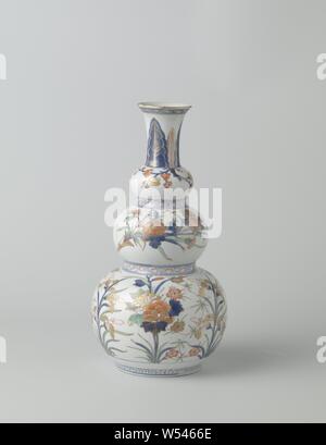 Triple Kürbis Vase im japanischen Stil mit großen Blume Sprays gemalt, Knopf Vase aus Porzellan mit drei Knötchen und die Verbreitung von Hals, in unterglasur Blau und auf der Glasur mit Rot, Grün und Gold bemalt. Im japanischen Stil mit großen Blume Sprays (Prunus, Chrysantheme, Pfingstrose, Hibiskus und Iris), eine Band mit ständigen Blattmotiven auf den Ansatz, die zwischen den Knoten und am Rande einer Band mit Serviette mit Blume, einem dekorativen Band rund um den Fuß gemalt. Chinesischen Imari, Jean Theodore Royer, anonyme, China, C. 1700 - C. 1724, Qing- Dynastie (1644-1912)/Kangxi-Periode (1662-1722)/Yongzheng Stockfoto