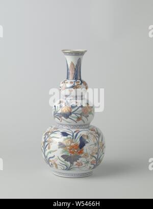 Triple Kürbis Vase im japanischen Stil mit großen Blume Sprays gemalt, Knopf Vase aus Porzellan mit drei Knötchen und die Verbreitung von Hals, in unterglasur Blau und auf der Glasur mit Rot, Grün und Gold bemalt. Im japanischen Stil mit großen Blume Sprays (Prunus, Chrysantheme, Pfingstrose, Hibiskus und Iris), eine Band mit ständigen Blattmotiven auf den Ansatz, die zwischen den Knoten und am Rande einer Band mit Serviette mit Blume, einem dekorativen Band rund um den Fuß gemalt. Chinesischen Imari, Jean Theodore Royer, anonyme, China, C. 1700 - C. 1724, Qing- Dynastie (1644-1912)/Kangxi-Periode (1662-1722)/Yongzheng - Zeitraum Stockfoto