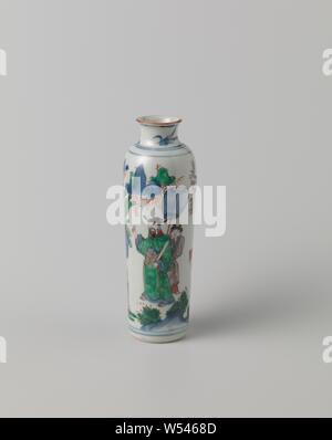 Vase (Katze) mit einem gelehrten Beamten und seiner Knechte in einer Landschaft, kleine zylindrische Vase (Katze) aus Porzellan mit einer Verbreitung von Hals, in unterglasur Blau und auf der Glasur Rot, Grün, Gelb, Aubergine und Schwarz lackiert. An der Wand ein Würdenträger in einer Landschaft mit Pflanzen, eine Banane Pflanze, Felsen und Berge. Hinter ihm ein Diener mit einem Ventilator, eine zweite Angestellte trägt ein Buch. Zweimal eine Anlage auf dem Hals. Die Unterseite ist Unglasiert. Übergangszeit Porzellan mit Emaille Farben, Jean Theodore Royer, anonyme, China, C. 1640 - C. 1680, Ming-Dynastie (1368-1644)/Ch'ing-Dynastie (1644-1912)/Chongzhen - Zeitraum Stockfoto