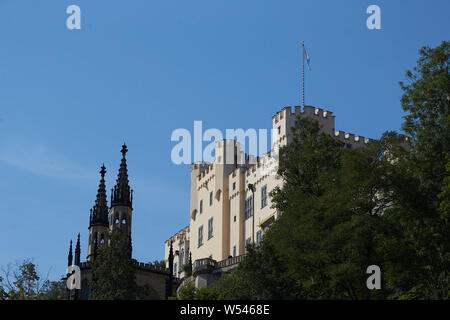 Koblenz, Deutschland. 26. Juli, 2019. Schloss Stolzenfels liegt hoch über dem Rhein bei Koblenz. Das Schloss wird weiter im laufenden Betrieb renoviert. Aufgrund der großen Menge von Touristen, jedoch gibt es keine Werke, die in der öffentlich zugänglichen Räume in diesen Tagen. Das Schloss ist ein Teil des UNESCO-Welterbes Mittelrheintal. Quelle: Thomas Frey/dpa/Alamy leben Nachrichten Stockfoto