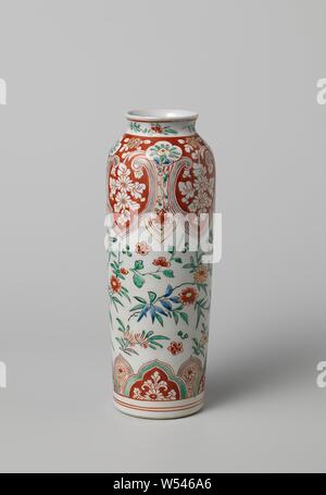 Zylindrische Vase mit Blumen Sprays und blättert in geformten Panels, zylindrische Vase aus Porzellan mit einer breiten, leicht verbreiten Hals, malte auf der Glasur in Blau, Rot, Grün, Gelb, Aubergine, Schwarz und Gold. Separate Blume Sprays an der Wand. Rund um den Fuß und auf der Schulter, eine Band mit Wellenschliff Kartuschen oder lambrequins mit blume Sprays und Filialen. Auf der Schulter die Band wird von vier gelappt Kartuschen mit einer Blume, Zweigstelle unterbrochen. Der Hals mit blume Sprays. Imari, Jean Theodore Royer, anonym, Japan, C. 1700 - C. 1725, Edo-Periode (1600-1868), Porzellan (Material), Glasur Stockfoto