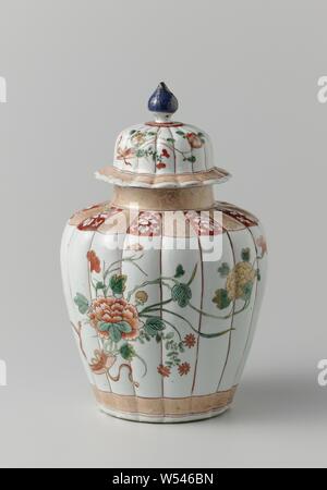 Gelappte jar bedeckt mit zwei Blumensträußen und Blumen blättert, gerippter Porzellan Topf mit Deckel Rand gelappt, in unterglasur Blau und auf der Glasur Rot, Grün, Gelb, Schwarz und Gold bemalt. An der Wand zwei Blumensträuße mit Blumen, die Stängel zusammen in einem Halter gebunden, ein gewelltes Band um den Fuß, auf der Schulter abwechselnd Fächer mit Rot mit Blume Reben in finden und Licht rot mit Blumenvasen in Gold bedeckt, auf dem Hals hellrot mit Lotus Reben in Gold. Famille Verte, Jean Theodore Royer, anonyme, China, C. 1725 - C. 1735, Qing- Dynastie (1644-1912)/Yongzheng-Periode (1723-1735) und Qianlong Stockfoto