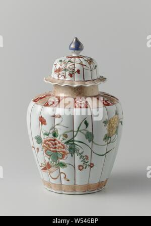 Gelappte jar bedeckt mit zwei Blumensträußen und Blumen blättert, gerippter Porzellan Topf mit Deckel Rand gelappt, in unterglasur Blau und auf der Glasur Rot, Grün, Gelb, Schwarz und Gold bemalt. An der Wand zwei Blumensträuße mit Blumen, die Stängel zusammen in einem Halter gebunden, ein gewelltes Band um den Fuß, auf der Schulter abwechselnd Fächer mit Rot mit Blume Reben in finden und Licht rot mit Blumenvasen in Gold bedeckt, auf dem Hals hellrot mit Lotus Reben in Gold. Deckel mit der gleichen Dekoration, um den Keim einer Band mit Losen Blumen und Diamant mit Hakenkreuz in der Reserve gegen eine rote Masse. Famille Stockfoto