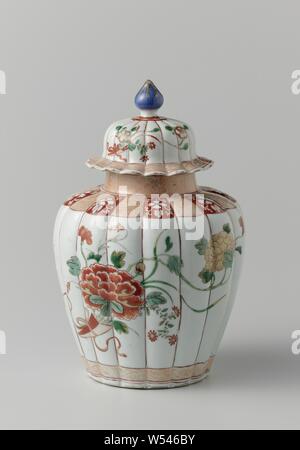 Gelappte jar bedeckt mit zwei Blumensträußen und Blumen blättert, gerippter Porzellan Topf mit Deckel Rand gelappt, in unterglasur Blau und auf der Glasur Rot, Grün, Gelb, Schwarz und Gold bemalt. An der Wand zwei Blumensträuße mit Blumen, die Stängel zusammen in einem Halter gebunden, ein gewelltes Band um den Fuß, auf der Schulter abwechselnd Fächer mit Rot mit Blume Reben in finden und Licht rot mit Blumenvasen in Gold bedeckt, auf dem Hals hellrot mit Lotus Reben in Gold. Famille Verte, Jean Theodore Royer, anonyme, China, C. 1725 - C. 1735, Qing- Dynastie (1644-1912)/Yongzheng-Periode (1723-1735) und Qianlong Stockfoto