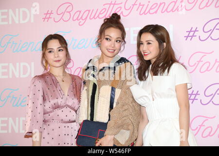 Gillian Chung, Links, Charlene Choi, rechts, von Hong Kong Pop Duo Twins, und Sängerin und Schauspielerin Joey Yung das Baguette Freunde für immer Event teilnehmen Stockfoto