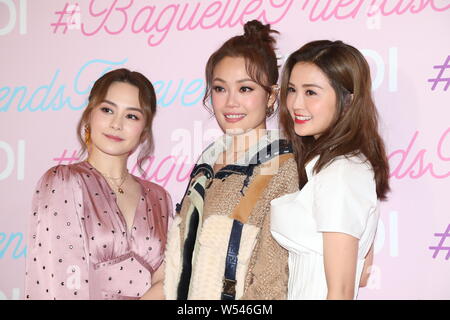 Gillian Chung, Links, Charlene Choi, rechts, von Hong Kong Pop Duo Twins, und Sängerin und Schauspielerin Joey Yung das Baguette Freunde für immer Event teilnehmen Stockfoto