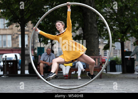 Antenne und modernen Circus performer Bev Finanzhilfe aus dem Edinburgh Festival Fringe Show 'Helden' führt eine Vorschau von Ihrem zeigen, die auf dem Festival läuft vom 1.-26.August auf dem Udderbelly auf dem George Square, Edinburgh. Stockfoto