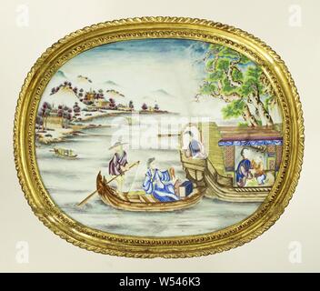 Oval panel mit Zahlen in Boote in einem riverlandscape, ovale Plakette aus Porzellan, bemalt auf der Glasur in Blau, Rot, Rosa, Grün, Gelb, Violett, Braun, Schwarz und Gold. Die show Zeigt einen Fluss Landschaft mit Bergen, Bäumen, Pavillons und Boote. Im Vordergrund ein kleines Boot mit einem rudergerät und ein Herr mit Objekten. Sie fahren weiter zu einem größeren Boot, von dem aus eine Dame an der Rückseite lehnt. Der Herr zeigt Ihr ein Objekt. In den grösseren Boot eine zweite Dame und ein Junge. Original Vergoldete Rahmen. Porzellan mit Emaille Farben, Jean Theodore Royer, anonyme, China, C. 1770 - C. 1775, Qing- Dynastie Stockfoto