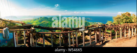 Erstaunliche Landschaft Tropical Beach Phuket vom View Point am Big Buddha Phuket, - eine der beliebtesten Touristenattraktion in Thailand, Asien Stockfoto