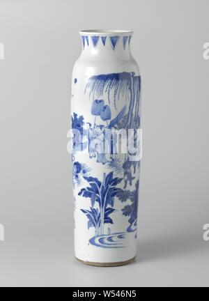 Hülse vase Vase mit Zahlen in einem kontinuierlichen Landschaft, zylindrische Vase (Katze) aus Porzellan mit einem weiten Verbreitung Hals, lackiert Unterglasur blau. An der Wand ein kontinuierlicher Landschaft mit Bergen, Bäumen (Willow, Bananen Pflanze) und Felsen. Hierin eine Würde und seiner Entourage. Er erhält ein Ochse Herde oder Junge auf ein Ochse. Am Rande einer Band mit hängenden, wies Blattmotiven. Übergangszeit Porzellan in Blau und Weiß., Bäume, Beamter, Beamtin, Beamter (im Allgemeinen), Jean Theodore Royer, anonyme, China, C. 1635 - C. 1650, Ming-Dynastie (1368-1644)/Ch'ing-Dynastie (1644-1912)/Chongzhen Stockfoto