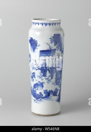 Hülse vase Vase mit Zahlen in einem kontinuierlichen Landschaft, zylindrische Vase (Katze) aus Porzellan mit einer breiten, leicht verbreiten Hals, in unterglasur blau lackiert. An der Wand ein kontinuierlicher Landschaft mit Bergen, Bäumen und Felsen. Dies beinhaltet eine offizielle und seinem Gefolge und einen Rollstuhl. Er erhält ein Ochse Hirte mit seinen Ochsen. Der Hirte sitzt auf seinen Knien vor der Würde des Menschen. Am Hals eine Band mit hängenden, wies Blattmotiven. Übergangszeit Porzellan in Blau und Weiß, Baldachin, Baldachin, Jean Theodore Royer, anonyme, China, C. 1635 - C. 1650, Ming-Dynastie (1368-1644)/Qing Stockfoto